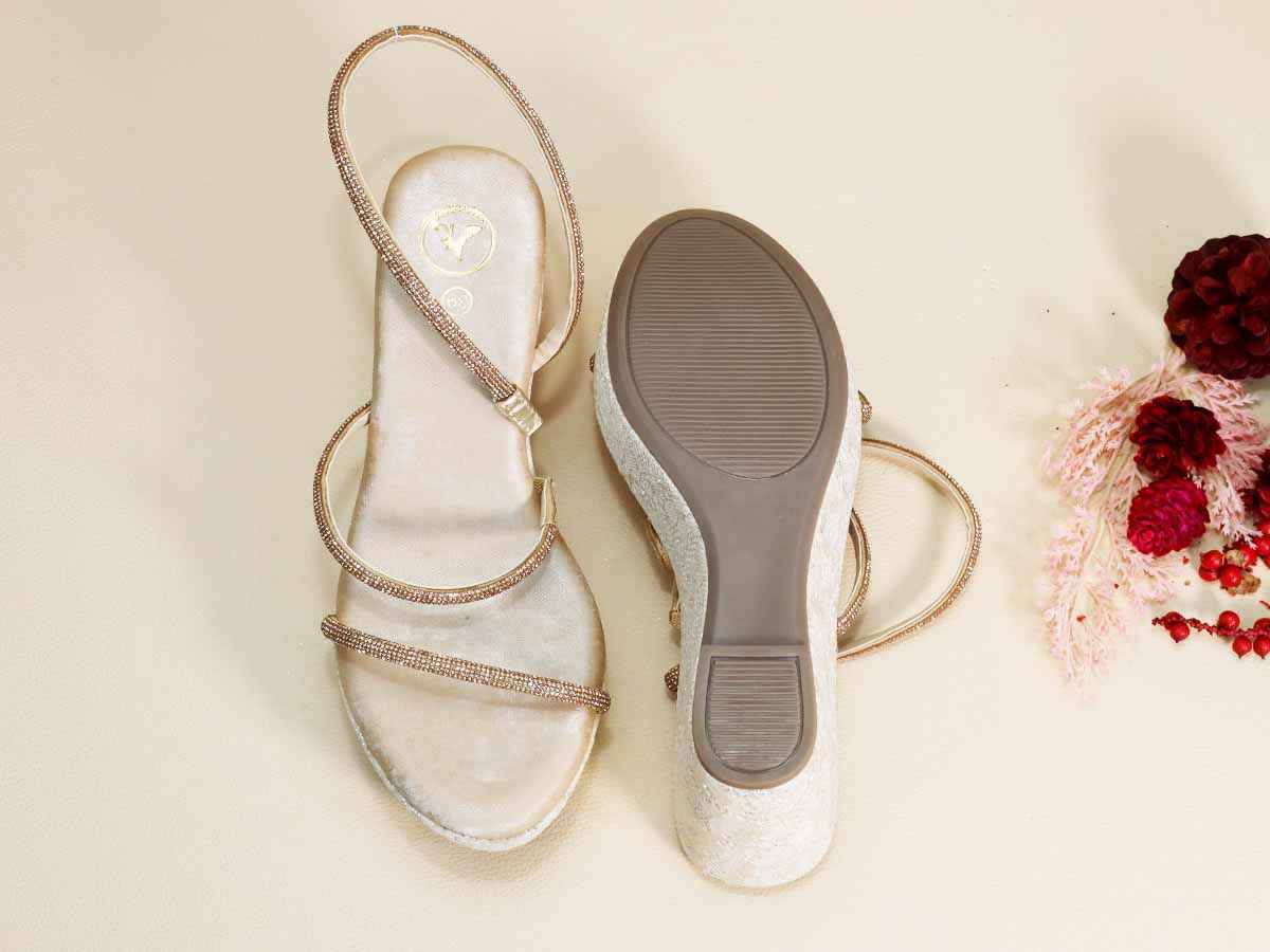 Berry White Net Wedge