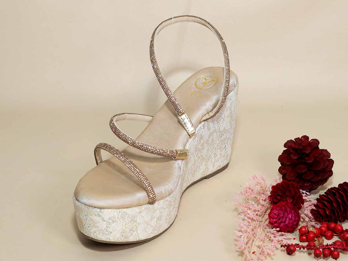 Berry White Net Wedge