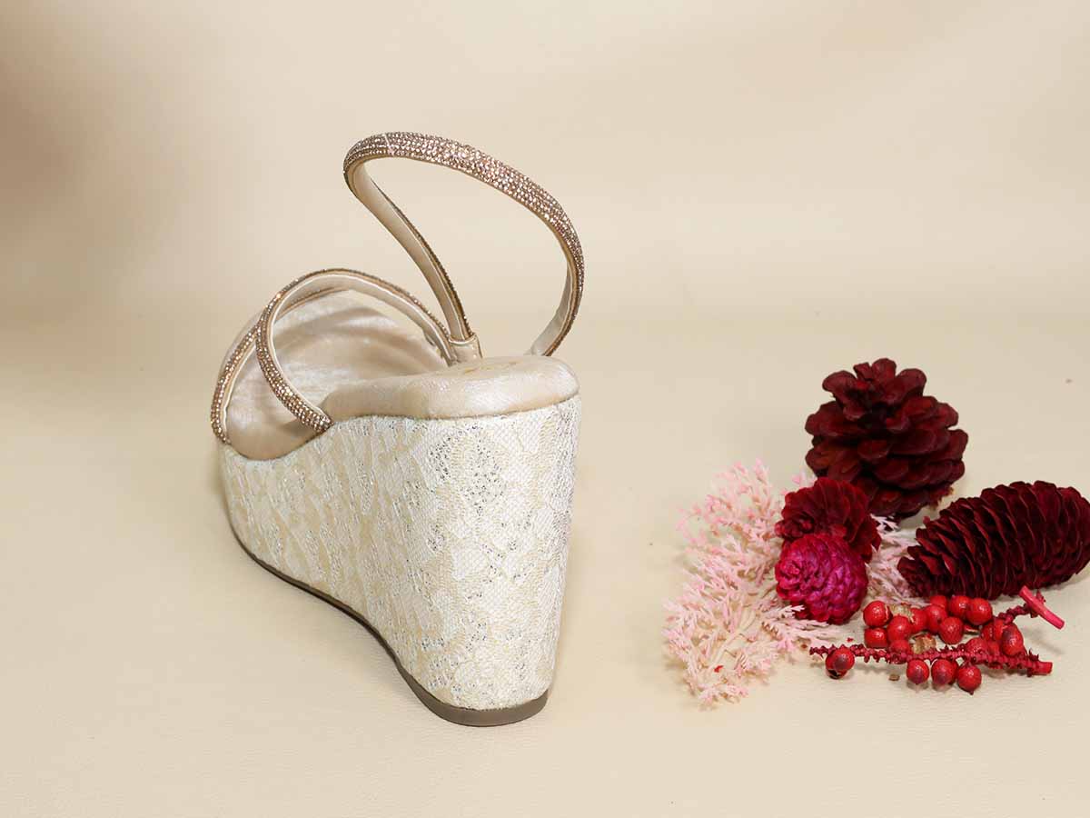 Berry White Net Wedge