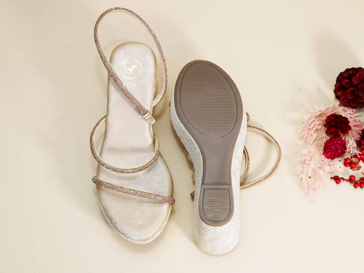 Berry White Net Wedge